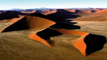 Het landschap van Sossusvlei wordt gekenmerkt door de rode duinen