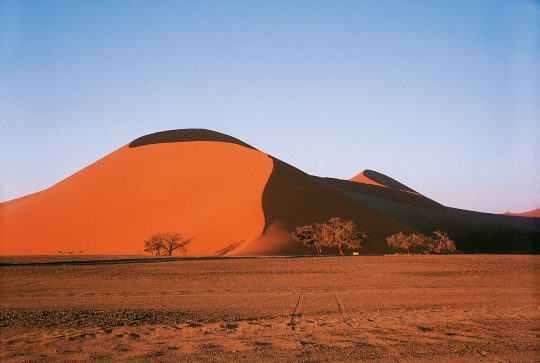 De zandduinen van de woestijn van Namibië zijn een populaire trekpleister