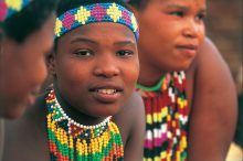 De zulu's dragen graag sieraden gemaakt van kleurrijke kralen