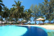 Bluebay Beach Resort & Spa heeft een zwembad met poolbar en ligbedden