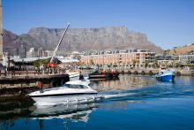 De wijk Waterfront in Kaapstad ligt tussen Robben Island en de Tafelberg