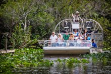 Propellerboot in Everglades National Park, de grootste subtropische wildernis van de Verenigde Staten.