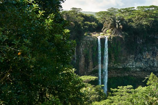 Chamarel is een bijzonder dorp op Mauritius dat bekend staat om de waterval en de gekleurde duinen