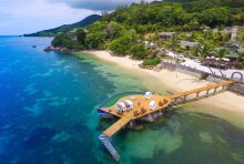 Coco de Mer Hotel op Praslin ligt direct aan het strand en er is een jetty met zoutwaterbad en loungestoelen