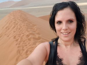 Beklim de duinen van Namibië en het uitzicht is een plaatje