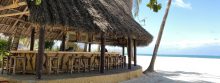 Pinewood Beach Resort heeft een strandbar voor verkoelende drankjes